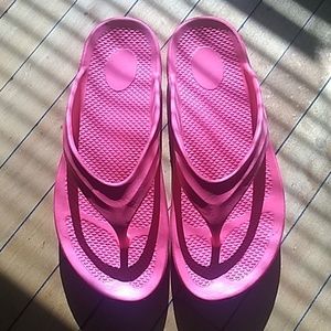 Women's foam sandals